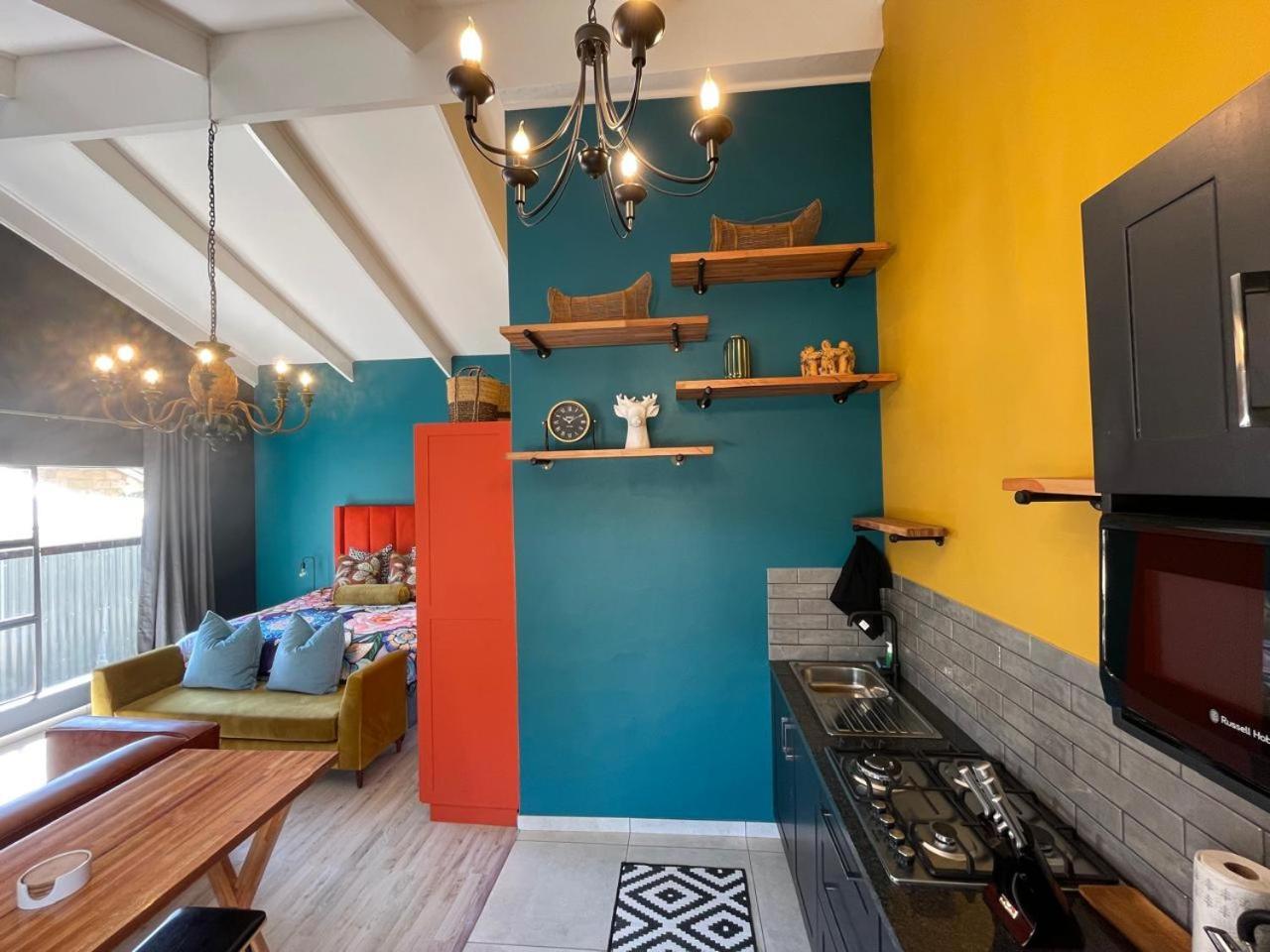 Periwinkle, Grove ,Acorn & Sage Cottages Clarens Bilik gambar