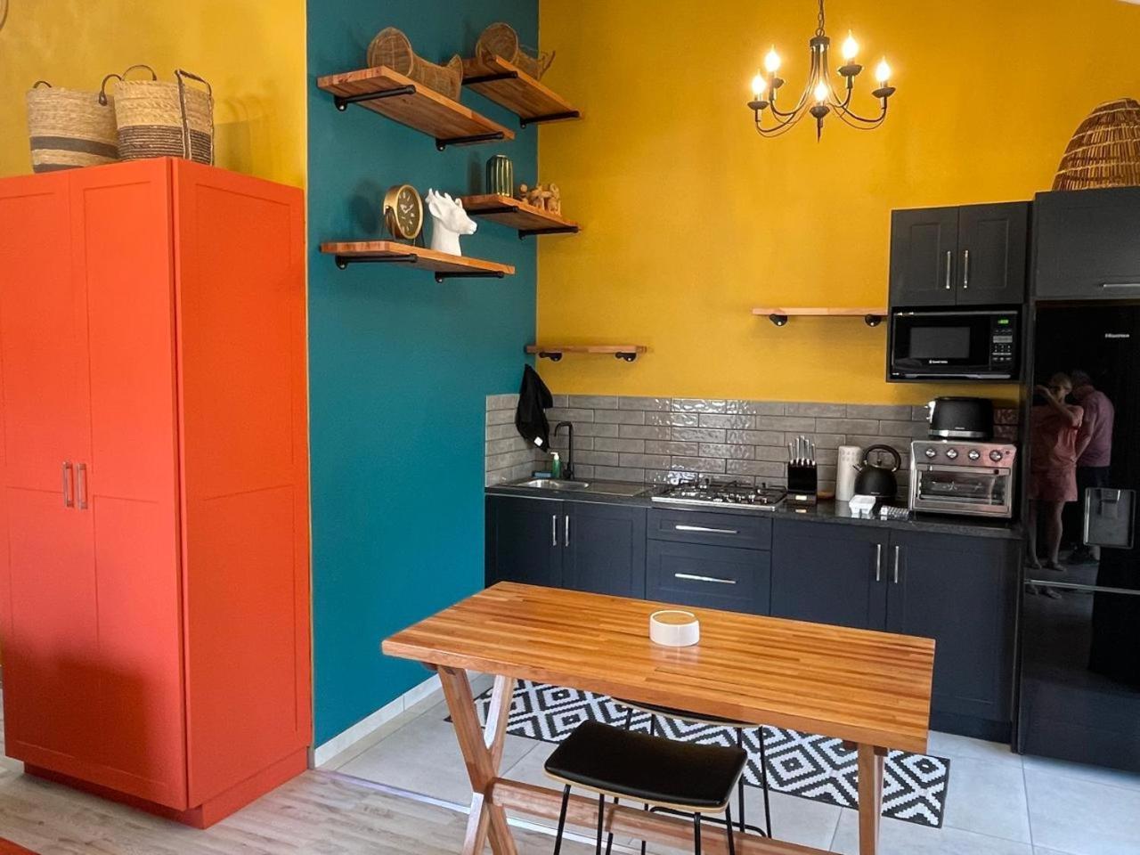 Periwinkle, Grove ,Acorn & Sage Cottages Clarens Bilik gambar