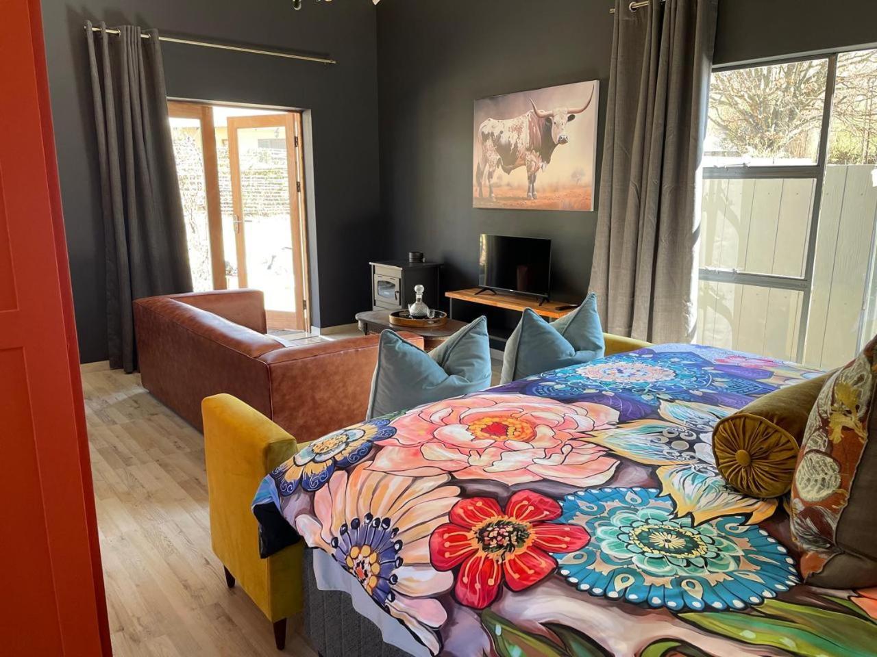 Periwinkle, Grove ,Acorn & Sage Cottages Clarens Bilik gambar