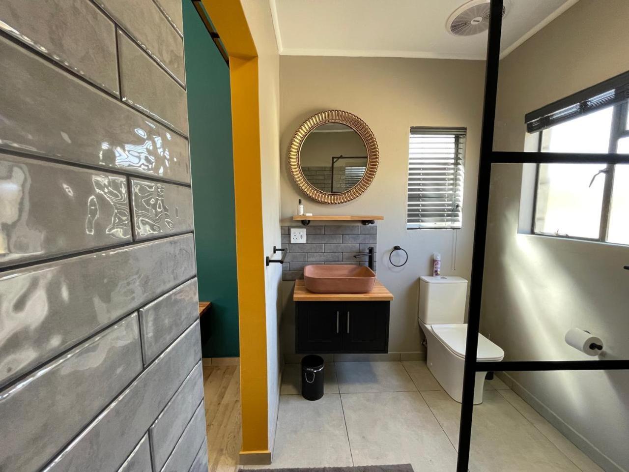Periwinkle, Grove ,Acorn & Sage Cottages Clarens Bilik gambar