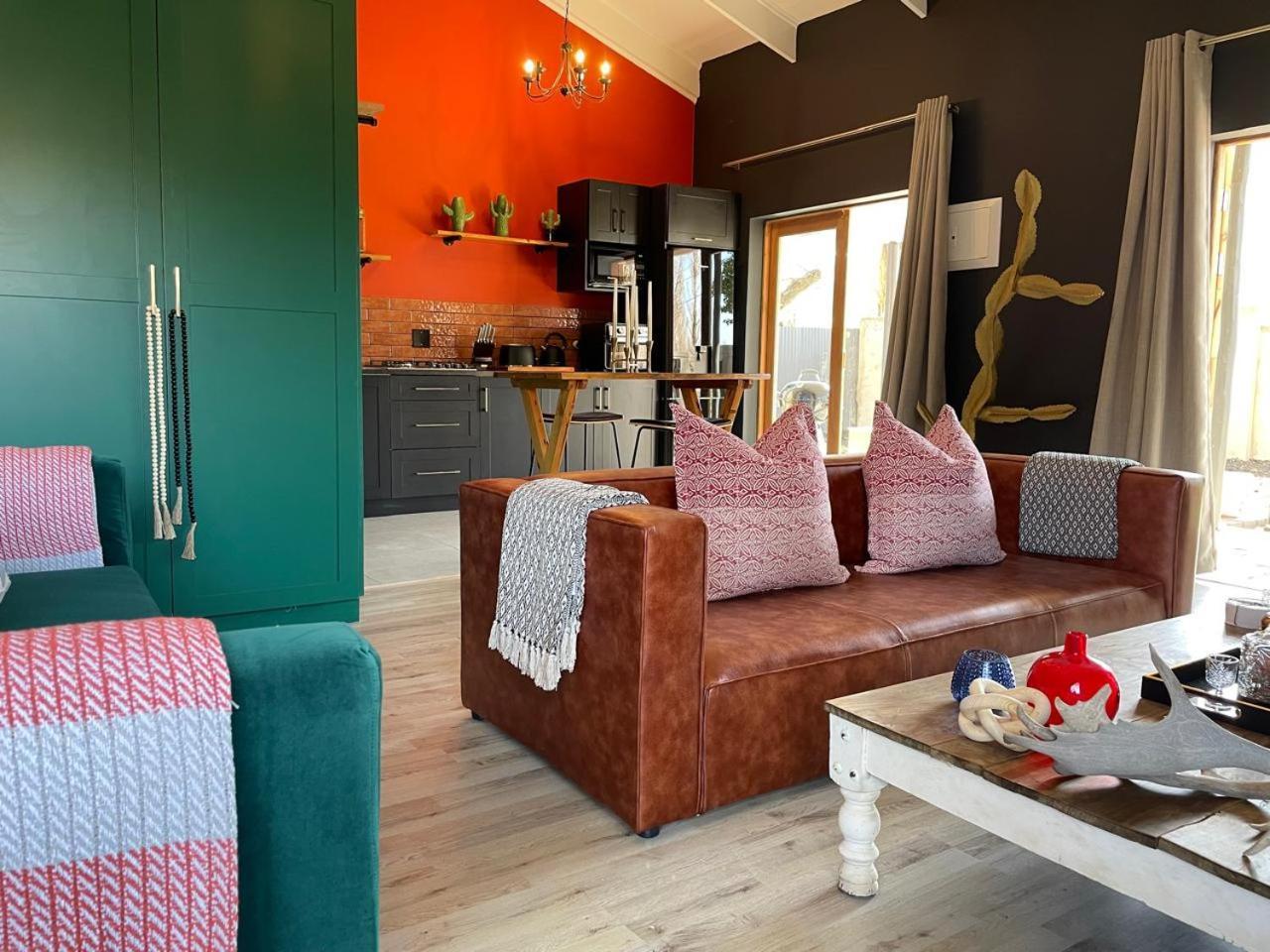Periwinkle, Grove ,Acorn & Sage Cottages Clarens Bilik gambar
