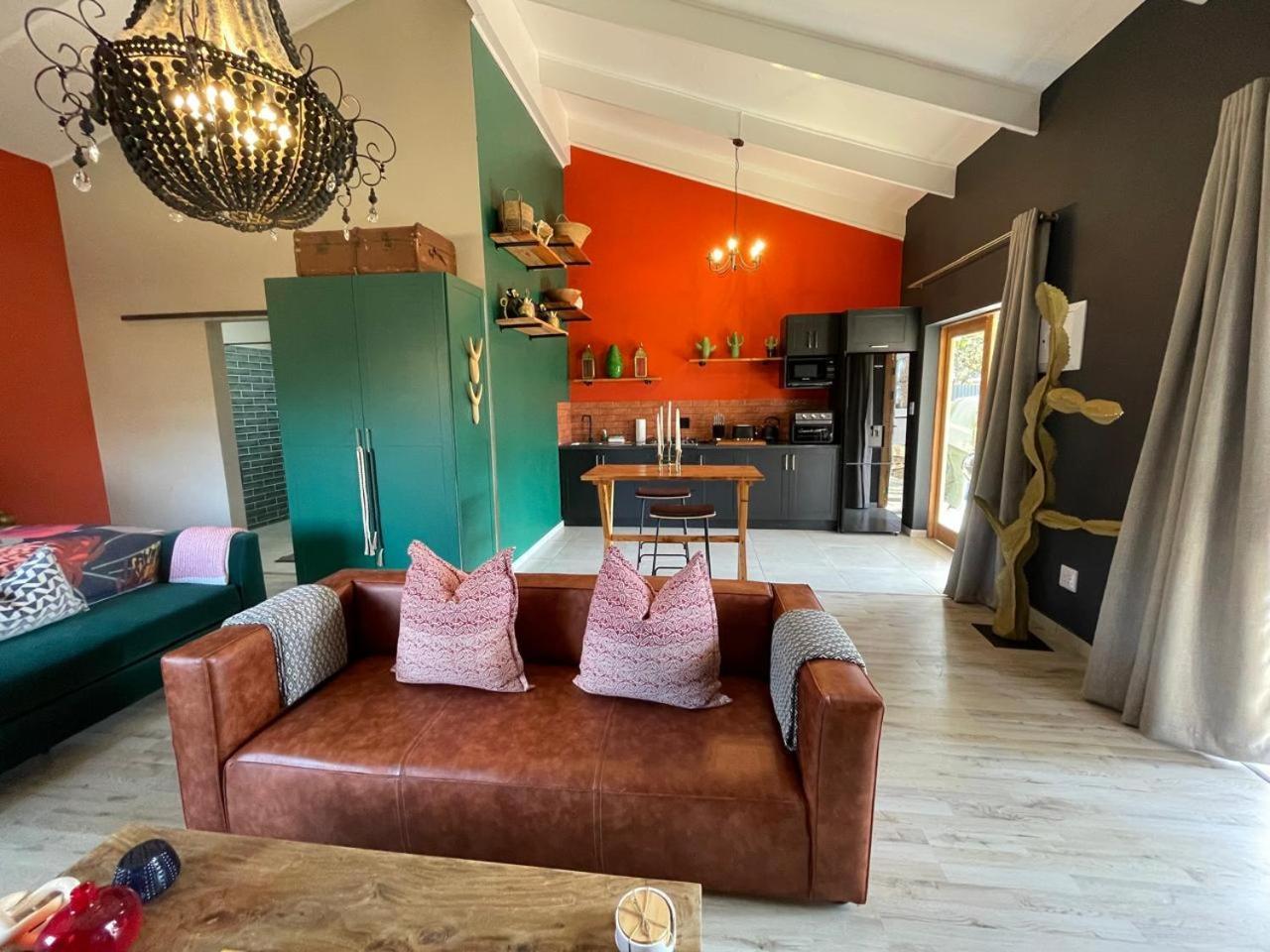 Periwinkle, Grove ,Acorn & Sage Cottages Clarens Bilik gambar
