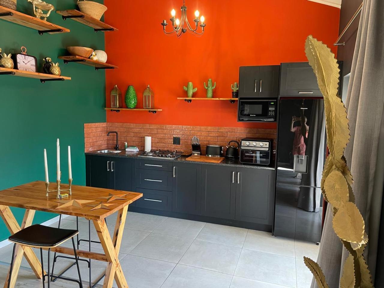 Periwinkle, Grove ,Acorn & Sage Cottages Clarens Bilik gambar