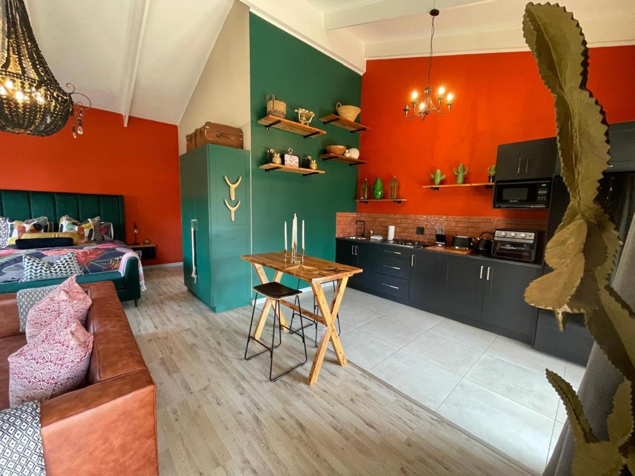 Periwinkle, Grove ,Acorn & Sage Cottages Clarens Bilik gambar