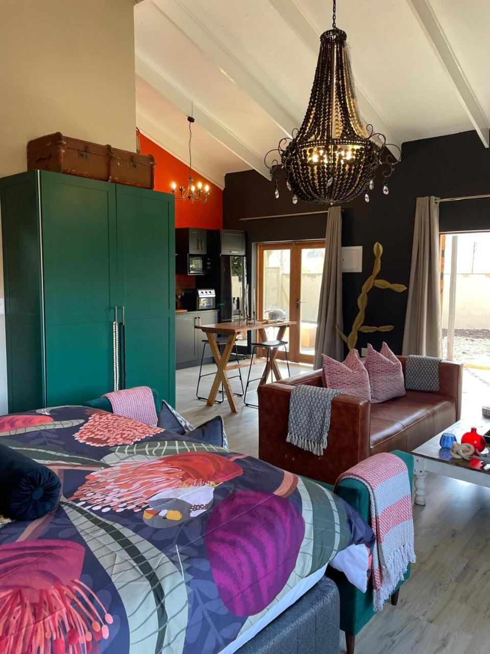 Periwinkle, Grove ,Acorn & Sage Cottages Clarens Bilik gambar