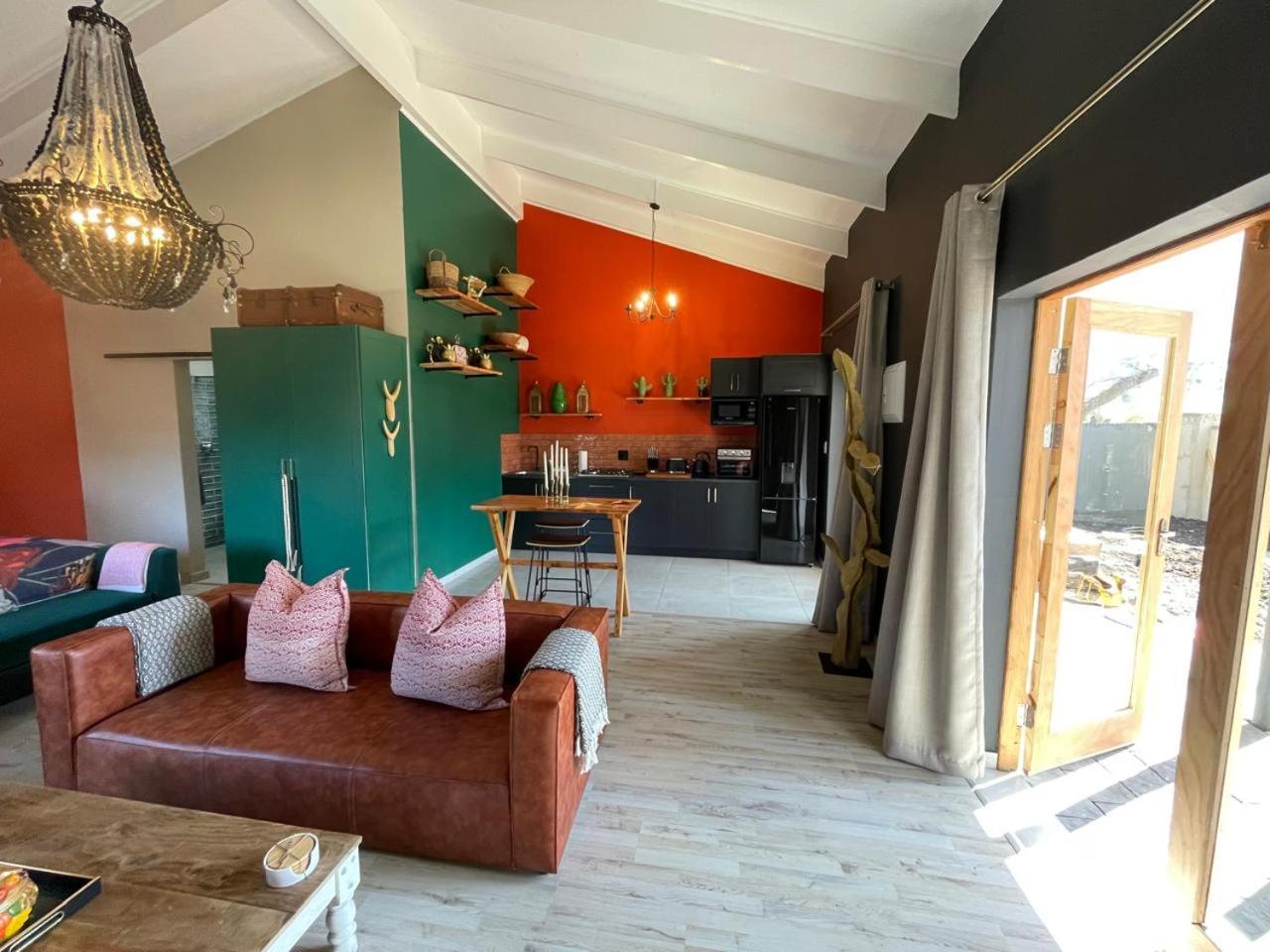 Periwinkle, Grove ,Acorn & Sage Cottages Clarens Bilik gambar