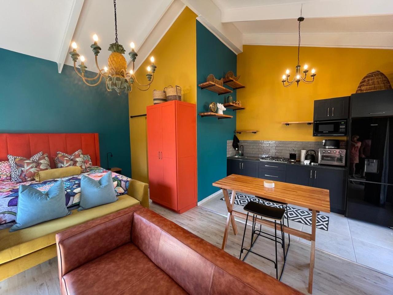 Periwinkle, Grove ,Acorn & Sage Cottages Clarens Bilik gambar